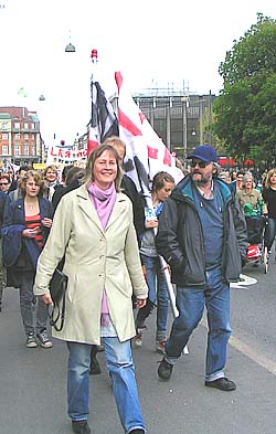 ...Kirsten p� vej mod Christiansborg Slotsplads sammen med titusindvis af andre deltagere i den store demonstration!