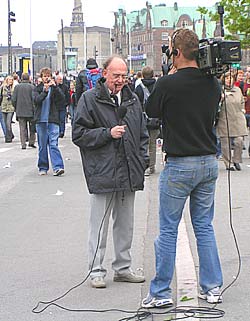 '...der var vist i underkanten af 50.000 deltagere!' - Ja, man kan da i hvert fald ikke anklage K�re R. Skov om at overdrive!